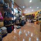 Se traspasa tienda de bolsos, maletas y complementos por jubilación